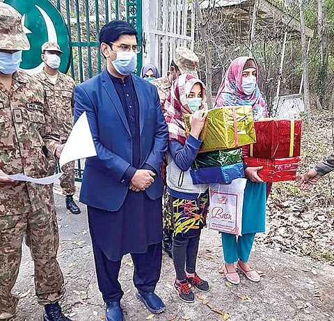 பாகிஸ்தான் ஆக்கிரமிப்பு காஷ்மீர் பகுதியைச் சேர்ந்த லய்பா சபைர் மற்றும் சனா சபைர் சகோதரிகள் நேற்று வழித் தவறி இந்திய எல்லைப் பகுதிக்குள் நுழைந்துவிட்டனர். அவர்களை இந்திய ராணுவத்தினர் பிடித்து உணவுகள் வழங்கி கவுரமாக நடத்தினர். ஜம்மு காஷ்மீரின் பூஞ்ச் பகுதி எல்லைக் கோட்டுப் பகுதியில்  பாகிஸ்தான் ராணுவத்தினர் மற்றும் பொதுமக்கள் முன்னிலையில்  அந்த சகோதரிகளை நேற்று ஒப்படைத்தனர்.  படம்: பிடிஐ