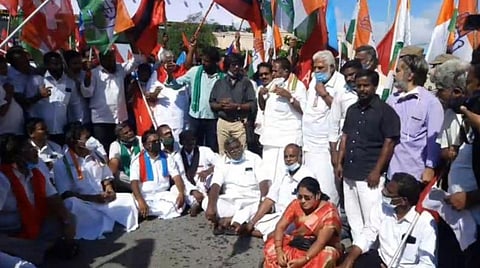 போராட்டத்தில் ஈடுபட்டவர்களுக்கு முதல்வர் நாராயணசாமி ஆதரவு.