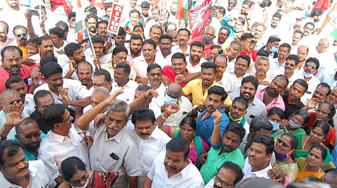 போராட்டத்தில் கலந்துகொண்ட கே.என்.நேரு.