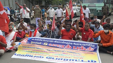 ஈரோடு சூரம்பட்டி நான்கு சாலை சந்திப்பு பகுதியில் கம்யூனிஸ்ட் கட்சி சார்பில் மறியல் நடைபெற்றது.