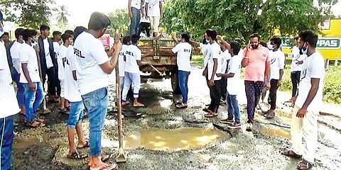வாணியம்பாடி-திருப்பத்தூர் இடையிலான சேதமடைந்த சாலையை சீரமைக்கும் பணியில் ஈடுபட்ட சமூக ஆர்வலர்கள்.