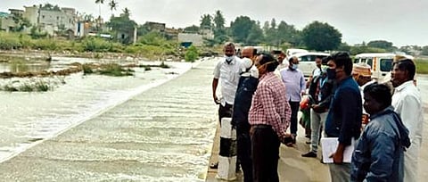 விரிஞ்சிபுரம் பாலாற்றில் இருந்து கால்வாய்களுக்கு தண்ணீரை திருப்பிவிடும் பணியை நேற்று ஆய்வு செய்த மாவட்ட ஆட்சியர் சண்முகசுந்தரம் மற்றும் அதிகாரிகள்.