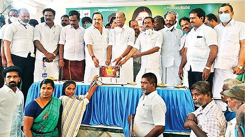 தி.மலையில் இளைஞர் மற்றும் இளம்பெண்கள் பாசறையைச் சேர்ந்தவர்களிடம் இருந்து பூர்த்தி செய்யப்பட்ட பூத் கமிட்டி படிவங்களை முன்னாள் அமைச்சர் மோகன் பெற்றுக்கொண்டார். அருகில், அமைச்சர் சேவூர் எஸ்.ராமச்சந்திரன், மாவட்ட செயலாளர் அக்ரி எஸ்.எஸ்.கிருஷ்ணமூர்த்தி உள்ளிட்டோர்.