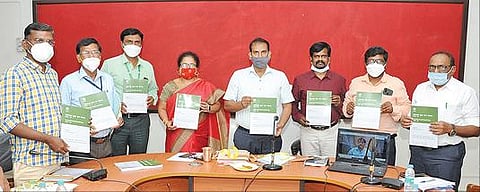 கிருஷ்ணகிரி மாவட்டத்துக்கான வளம் சார்ந்த வங்கிக் கடன் திட்ட அறிக்கையை மாவட்ட ஆட்சியர் ஜெயசந்திர பானு ரெட்டி வெளியிட்டார்.