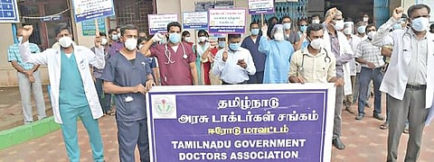 ஆயுர்வேத மருத்துவர்கள் அறுவை சிகிச்சை செய்ய அனுமதிக்கும் அரசாணையை ரத்து செய்யக்கோரி ஈரோடு அரசு மருத்துவமனையில் மருத்துவர்கள் ஆர்ப்பாட்டம் நடத்தினர்.