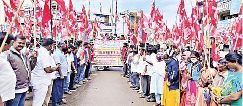 புதிய வேளாண் சட்டத்துக்கு எதிர்ப்பு தெரிவித்து அகில இந்திய அளவில் நேற்று முழு அடைப்பு போராட்டம் நடந்தது. இதற்கு ஆதரவு தெரிவித்து சேலம் ஆட்சியர் அலுவலகம் முன்பு தடையை மீறி சாலை மறியலுக்கு முயன்ற அனைத்து தொழிற்சங்கத்தினர் மற்றும் எதிர்கட்சியினரை தடுத்த போலீஸார். அடுத்தபடம்: ஓசூர் ராம்நகரில் விவசாயிகளுக்கு ஆதரவு தெரிவித்து  போராட்டம் நடத்திய  இந்திய கம்யூனிஸ்ட் கட்சியினர்.