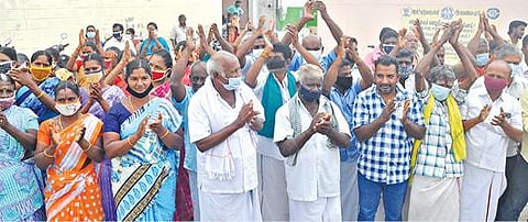 எட்டு வழிச் சாலை திட்ட மேல்முறையீட்டு வழக்கில் நேற்று உச்ச நீதிமன்றம் வழங்கிய தீர்ப்பை வரவேற்று,  சேலம் அயோத்தியப்பட்டணம் அடுத்த ராமலிங்கபுரத்தில் திரண்ட விவசாயிகள் கைதட்டி மகிழ்ச்சியை வெளிப்படுத்தினர்.