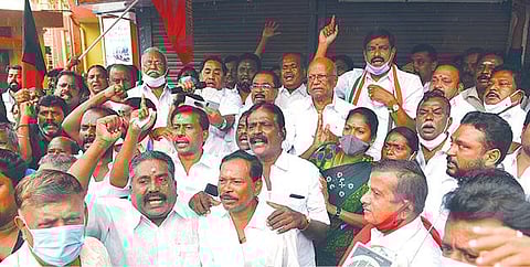 காரைக்குடி செக்காலை  சாலையில் அடைக்கப்பட்டிருந்த கடைகள்.