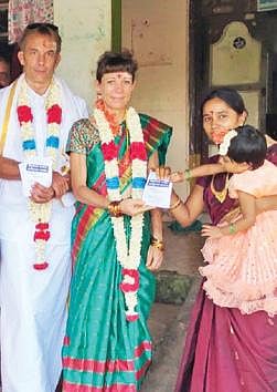 கொடூரில் உள்ள சிவன்கோயிலில் இந்துமுறைப்படி திருமணம் செய்த வெளிநாட்டு தம்பதி.