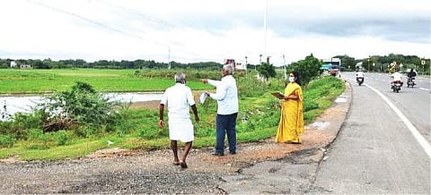 விழுப்புரம் அருகே அய்யங்கோயில்பட்டு அருகே சுரங்கவழிப்பாதை அமைக்க வருவாய்த்துறையினர் ஆய்வு மேற்கொண்டுள்ளனர்.