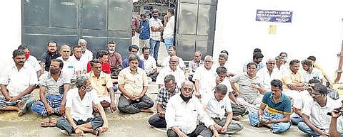 பின்னலாடை நிறுவனம் முன் அமர்ந்து காத்திருப்பு போராட்டத்தில் ஈடுபட்ட தொழிற்சங்கத்தினர்.