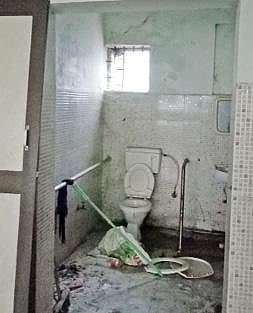 திருப்பூர் ஆட்சியர் அலுவலகத்தில் பராமரிப்பின்றி காணப்படும் மாற்றுத் திறனாளிகளுக்கான பிரத்யேக கழிவறை. படம்: இரா.கார்த்திகேயன்.