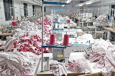 திருப்பூர் காந்தி நகரில் உற்பத்தி நிறுத்தப்பட்ட பின்னலாடை நிறுவனம்.