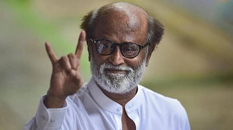 போஸ்டர்களில் ரஜினியின் படத்தை மட்டுமே பயன்படுத்த வேண்டும்: மாவட்டச் செயலாளர்களுக்கு உத்தரவு