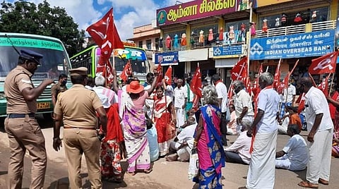 தென்காசி மாவட்டத்தில் 4 இடங்களில் சாலை மறியல்: கம்யூனிஸ்ட் கட்சியினர் 334 பேர் கைது