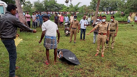 கொலை நிகழ்ந்த இடத்தில் காவல்துறையினர் விசாரணை.