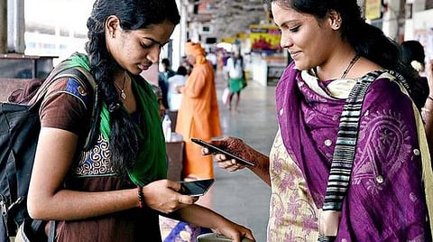 எந்தவித உரிமக் கட்டணமும் இல்லாமல் பொது இடங்களில் வை-ஃபை வசதி: அமைச்சரவை ஒப்புதல்