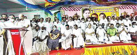 தி.மலை தெற்கு மாவட்ட அதிமுக நிர்வாகிகள் கூட்டத்தில் பேசும் முன்னாள் அமைச்சர் மோகன். அருகில், அமைச்சர் சேவூர் எஸ்.ராமச்சந்திரன், முன்னாள் அமைச்சர் அக்ரி எஸ்.எஸ். கிருஷ்ணமூர்த்தி உள்ளிட்டோர்.