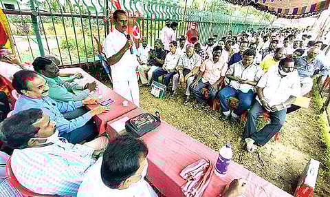 வேலூர் ரங்காபுரத்தில் உள்ள அரசு போக்குவரத்து மண்டல தலைமை அலுவலகம் முன்பாக பல்வேறு கோரிக்கைகளை வலியுறுத்தி வேலை நிறுத்த விளக்க வாயிற்கூட்டம் நேற்று நடந்தது. படம்:வி.எம்.மணிநாதன்.