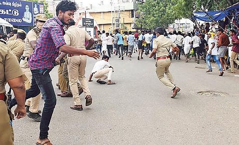 திருச்சி மத்திய பேருந்து நிலையம் அருகே நேற்று சாலை மறியலில் ஈடுபட்டவர்களை விரட்டியடிக்கும் போலீஸார்.படம்: ஜி.ஞானவேல்முருகன்