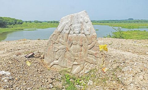 சின்னசேலம் ஏரிக்கரையில் கண்டறியப்பட்ட கொற்றவை சிற்பம்.