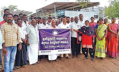 ஊதியத்தை உயர்த்தி வழங்க  கிராம உதவியாளர்கள் கோரிக்கை