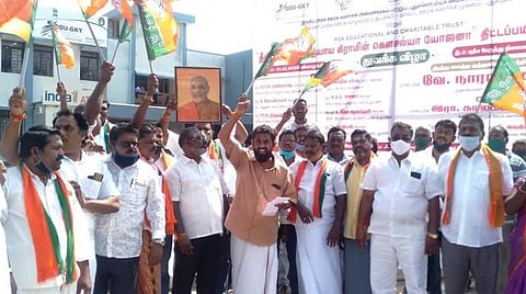 மத்திய அரசின் திட்டங்களைப் புதுச்சேரி அரசு இருட்டடிப்பு செய்வதாகக் கூறி காரைக்காலில் ஆர்ப்பாட்டத்தில் ஈடுபட்ட பாஜகவினர்.