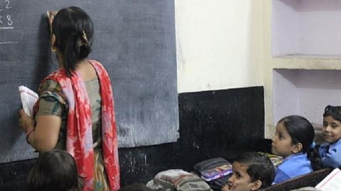 நிரந்தர தீர்வுக்கான அரசாணைக்காக 10 ஆண்டுகளாக காத்திருக்கும் ‘டெட்’ நிபந்தனை ஆசிரியர்கள்: கருணை காட்டுமா தமிழக அரசு?