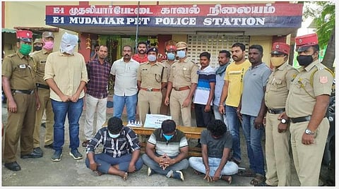 கஞ்சாவுக்காக போதை ஊசி விற்ற ஜிப்மர் டாக்டருடன் (முகமூடியுடன் நிற்பவர்) கஞ்சா விற்ற மூவரையும் கைது செய்துள்ள போலீஸார்.