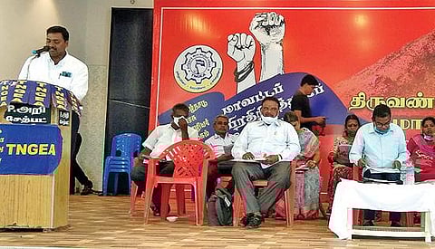 சேத்துப்பட்டில் நடைபெற்ற தமிழ்நாடு அரசு ஊழியர் சங்க மாவட்ட பிரதிநிதித்துவ பேரவைக் கூட்டத்தில் பேசும் மாவட்டச் செயலாளர் பிரபு.