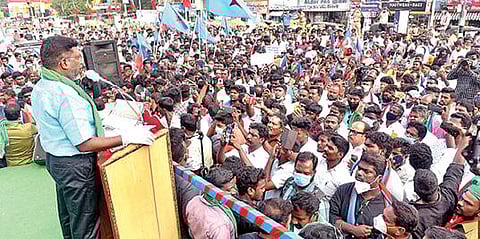 வேலூர் தலைமை தபால் நிலையம் எதிரே மத்திய அரசின் வேளாண் சட்டங்களை திரும்பப் பெற வலியுறுத்தி விடுதலை சிறுத்தைகள் கட்சி சார்பில் நேற்று நடந்த கண்டன ஆர்ப்பாட்டத்தில் பேசும் அக்கட்சியின் தலைவர் தொல்.திருமாவளவன். படம்: வி.எம்.மணிநாதன்.