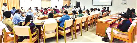 திருப்பத்தூர் மாவட்ட ஆட்சியர் அலுவலகத்தில் நேற்று நடைபெற்ற மாவட்ட அளவிலான பணிக்குழு கூட்டத்தில் கரோனா தடுப்பூசி போடுவது குறித்து ஆலோசனை நடத்திய ஆட்சியர் சிவன் அருள். அருகில், எஸ்பி விஜயகுமார் உள்ளிட்டோர்.