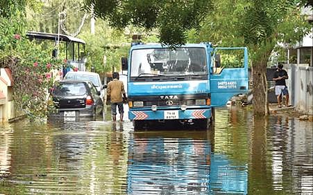 தூத்துக்குடியில் சின்னக்கோயில் என்றழைக்கப்படும் தூய திருஇருதய பேராலய வளாகத்தில் குளம் போல்  மழை நீர் தேங்கி நிற்கிறது. (அடுத்த படம்) தூத்துக்குடி கோக்கூர் பகுதியில் தண்ணீரால் சூழப்பட்டுள்ள குடியிருப்புகள். (கடைசி படம்) ஆசிரியர் காலனி பகுதியில் உள்ள தெருவில் மழைநீர் தேங்கி நிற்பதால் மக்கள் பாதிப்படைந்துள்ளனர். 							       படங்கள்: என்.ராஜேஷ்