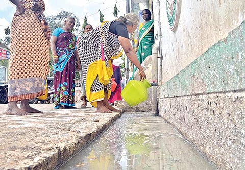 டவுன் தெப்பக்குளம் கீழத்தெருவில் நூற்றுக்கும் மேற்பட்ட குடியிருப்புகள் உள்ளன. இங்கு சாக்கடைகள் நிரம்பியிருக்கும் நிலையில் அதற்கு மத்தியில் குடிநீர் குழாயிலிருந்து பெண்கள் குடிநீர் பிடிக்கும் அவலம் நீடிக்கிறது