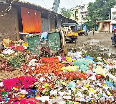 சேலம் ஆற்றோரக் காய்கறி மார்க்கெட்டில் குவிந்துள்ள கழிவுகள்.                                           படம்: வி.சீனிவாசன்