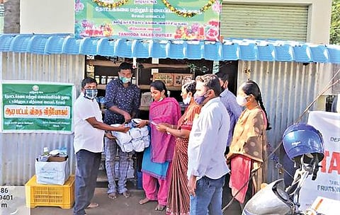 சேலம் சூரமங்கலத்தில் தோட்டக்கலைத்துறை வளர்ச்சி முகமையின் விற்பனை மையத்தை  தோட்டக்கலைத் துறை துணை இயக்குநர் சத்யா திறந்து வைத்து முதல் விற்பனையை தொடங்கி வைத்தார். அருகில் தோட்டக்கலைத் துறை அலுவலர்கள் உள்ளிட்டோர்.