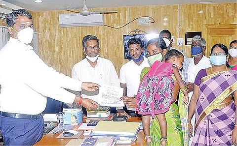 காட்டாற்றில் அடித்துச் செல்லப்பட்டு உயிரிழந்த முத்தீஸ்வரனின் மனைவி சிவரஞ்சனிக்கு பணி ஆணையை வழங்கினார் விருதுநகர் மாவட்ட ஆட்சியர் இரா.கண்ணன்.