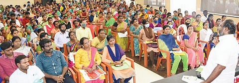 வழிகாட்டும் பயிற்சி முகாமில் பேசும் அமைச்சர் ஆர்.பி.உதயகுமார்.