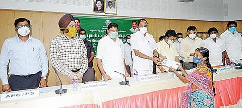 கடலூரில் மழை வெள்ளத்தினால் பாதிக்கப்பட்ட பயனாளிகளுக்கு அமைச்சர்கள் பி. தங்கமணி, சி.வி.சண்முகம்,எம்.சி.சம்பத் ஆகியோர் நிவாரண தொகைக்கான காசோலையை வழங்கினர்.