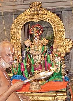 திருவள்ளூர் வீரராகவ பெருமாள் கோயிலில் நேற்று நடைபெற்ற வனபோஜன உற்சவத்தில் பக்தர்களுக்கு தேவி, பூதேவியுடன் அருள்பாலிக் கும் பெருமாள்.