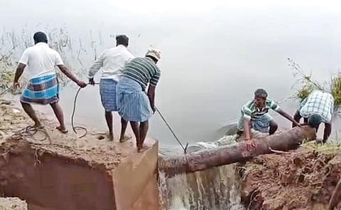 உத்திரமேரூர் அருகே சங்கராபுரம் ஏரியின்  உடைந்த மதகுப் பகுதியை சரிசெய்யும் பணியில் ஈடுபட்டுள்ள பொதுப்பணித் துறையினர் மற்றும் பொதுமக்கள்.