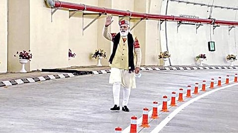 ரோத்தங் கணவாயில் அமைக்கப்பட்டுள்ள மிக நீளமான குகைப் பாதையில் பிரதமர் மோடி.(கோப்புப் படம்)