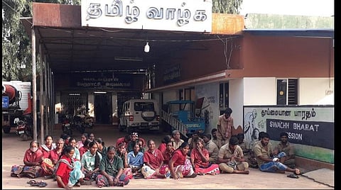 வடலூர் பேரூராட்சியில் உள்ளிருப்புப் போராட்டத்தில் ஈடுபட்டுள்ள தூய்மைப் பணியாளர்கள்.