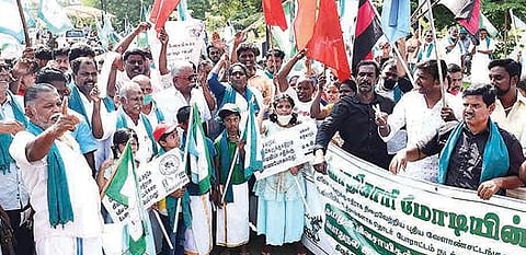 திருச்சி ஜங்ஷன் ரயில் நிலையம் முன் நேற்று போராட்டத்தில் ஈடுபட்ட தமிழக விவசாயிகள் சங்கம் உள்ளிட்ட பல்வேறு அமைப்பினர். படம்: ஜி.ஞானவேல்முருகன்