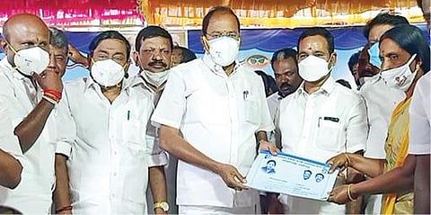 மணப்பாறையில் நேற்று நடைபெற்ற வாக்குச்சாவடி மகளிர் குழு தொடக்க விழாவில் பூத் கமிட்டி கையேடுகளை வழங்குகிறார் மாநில மின் துறை அமைச்சர் பி.தங்கமணி. உடன் மாவட்டச் செயலாளர் ப.குமார் உள்ளிட்டோர்.