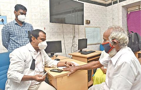 சேலம் அரசு மருத்துவமனையில் நேற்று கருப்பு பட்டை அணிந்து பணியில் ஈடுபட்ட மருத்துவர்கள். 				  படம்: எஸ்.குரு பிரசாத்