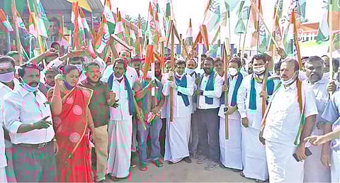 ஈரோடு மாவட்டம் பெருந்துறையில் விவசாயிகளுக்கு ஆதரவு தெரிவிக்கும் வகையில், ஏர் கலப்பையுடன் காங்கிரஸார் ஆர்ப்பாட்டம் நடத்தினர்.