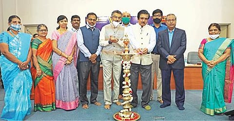 சேலம் சோனா தொழில்நுட்பக் கல்லூரியில் காணொலிக்காட்சி மூலம் நடந்த, பயன்பாட்டு அறிவியல், தொழில் நுட்பம், மேலாண்மை மற்றும் மொழி ஆய்வுகள் பற்றிய சர்வதேச மாநாட்டை சோனா கல்விக் குழுமத்தின் தலைவர் வள்ளியப்பா குத்துவிளக்கேற்றி தொடங்கி வைத்தார்.