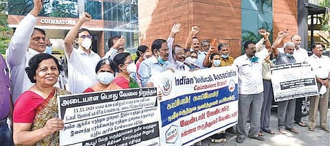 மத்திய அரசின் கூட்டு மருத்துவக் கொள்கைக்கு எதிர்ப்பு தெரிவித்து தனியார் மருத்துவர்கள் வேலைநிறுத்தப் போராட்டம்