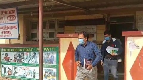 தேனி வட்டாரப் போக்குவரத்து அலுவலக சோதனைச் சாவடியில் நடைபெற்ற சோதனையில் ரூ.5500 பிடிபட்டது